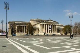 С северо-западной стороны площади распол