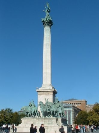 В 1896 году посреди площади было решено 