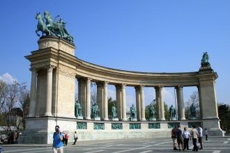 На правой колоннаде установлены статуи Я