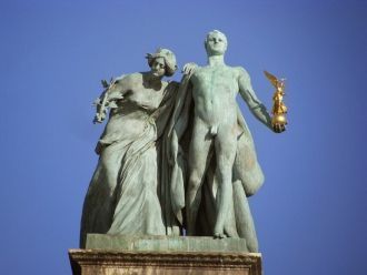 Пара Знаний и Славы (на правой колоннаде