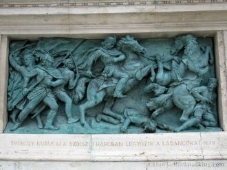 Рельефы под статуями показывают важные и