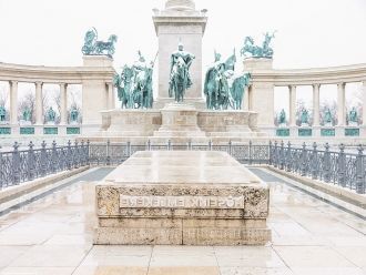 Позже на площади появилась Могила неизве