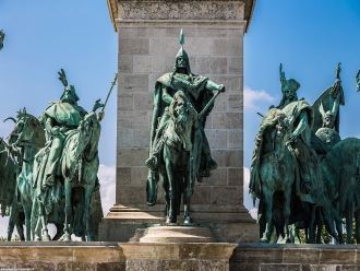 Постамент коринфской колонны украшают ск