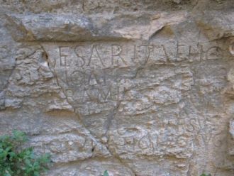 Кое-где на стенах тоннеля сохранились на