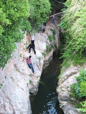 Часть тоннеля затоплена, и по нему можно