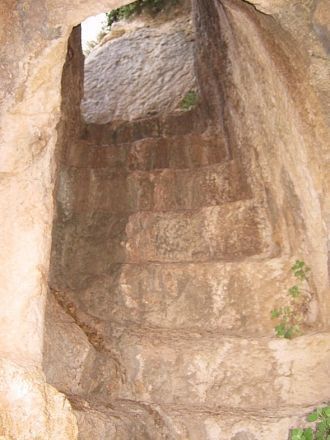 Лестница из тоннеля, теперь ведет в нику