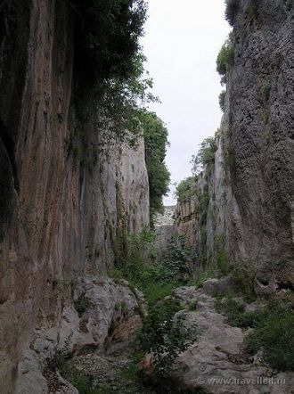 Это коридор, вытесанный в скале, вначале