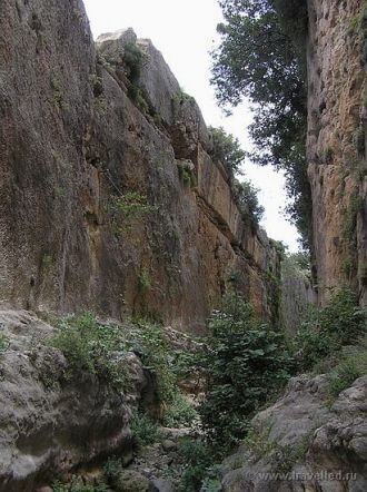 Видно, что туннель не природный, на неро