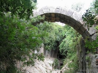 В одном месте над туннелем построен ароч