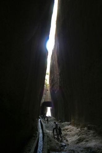 Тоннель в скале прорубали пленные иудеи 