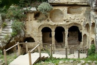 В начале тоннеля есть ответвление, ведущ