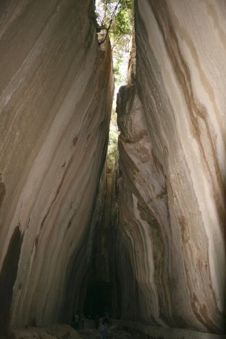 По его дну шла вода.