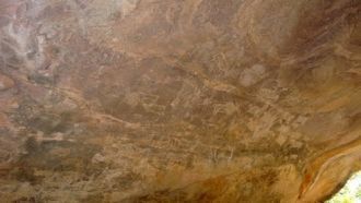 Посетить скальные жилища Бхимбетка может