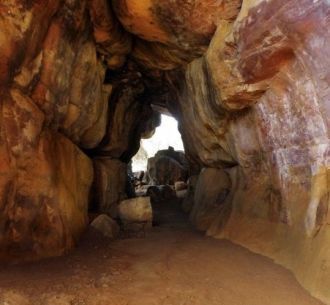 Скальные жилища Бхимбетка