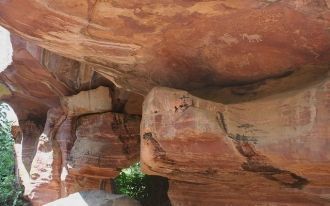 Естественные скальные укрытия у подножия