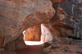 Наскальная роспись Бхимбетка представляю