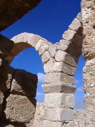 Из небольшой военной стоянки здесь образ