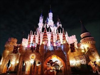 Гонконгский Диснейленд ночью.