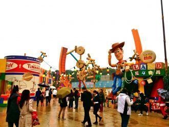 В самом парке есть две гостиницы, где оч