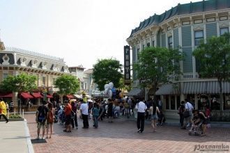 Посещение Диснейленда всегда начинается 