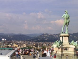 На площади Микеланджело стоит бронзовая 