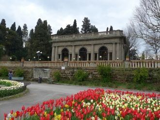 К площади ведут два пути: автомобильный 