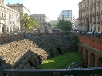 Римский амфитеатр располагается недалеко