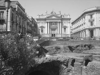Катания. Городской театр и развалины рим