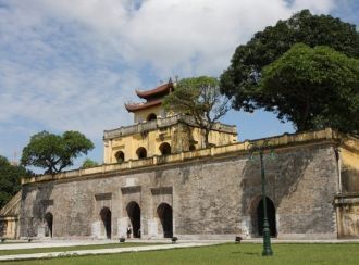 С течением времени вокруг нее вырос насе