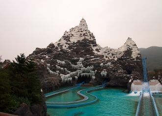 Владельцем аттракциона и отеля является 