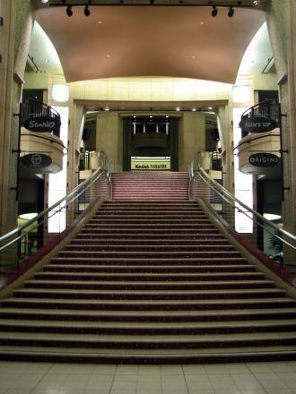 Театр Долби. Парадная лестница.