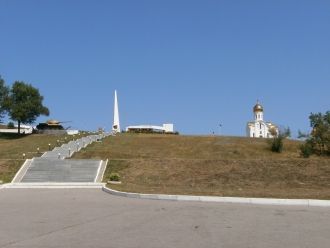 И обелиск с декоративной стелой высотой 