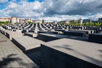 В юго-восточном углу участка, расположен