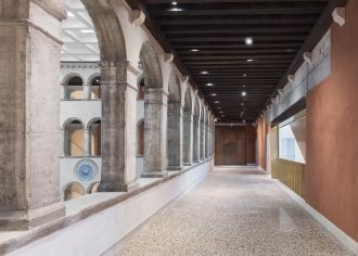 Внутри дворца.