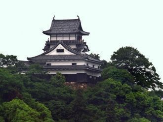 Строение расположено на крутом берегу Ки