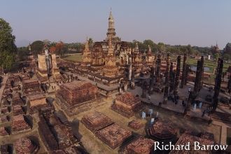 Храм Ват Махатхат сочетает в себе башню 