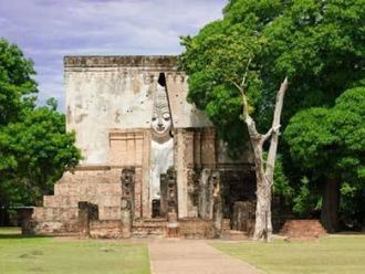 Ват Шри Чум - один из храмов Сукотаи, в 