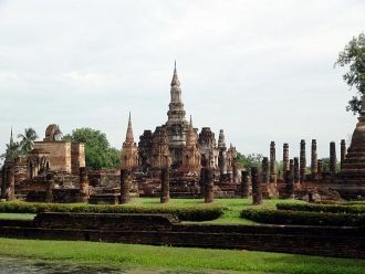 В центре стен были ворота, внутри стен н