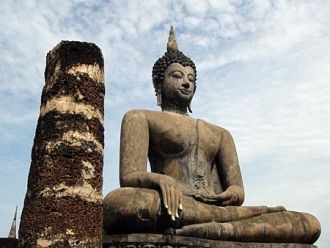 Окружают башню небольшие ступы, а внутри