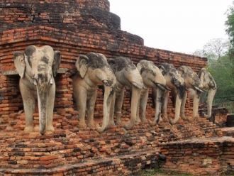 Около чеди стоят статуи слонов – прослеж