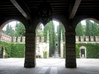 На территории парка, разбитого вокруг дв