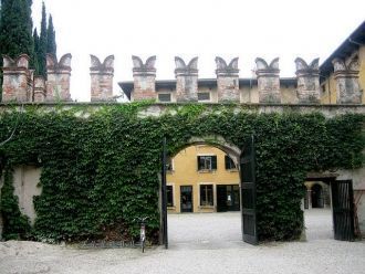 Верхний сад покрыт естественной растител