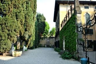 Помимо яркой зелени, в саду есть античны