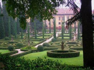 В саду есть небольшой лабиринт, сделанны