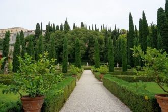 В западной части прекрасного парка можно