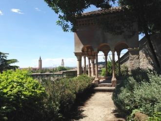 Террасы на верхнем и нижнем уровнях рази