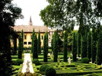 Особое внимание уделено статуям и скульп