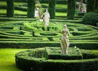 За всю свою богатую историю сад неоднокр