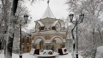 Николаевские ворота построены из камня и