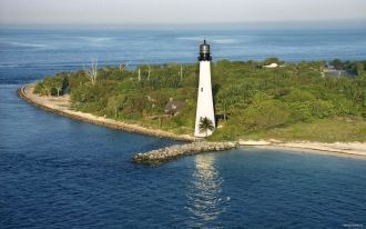 Вид с высоты птичьего полета на мыс и ма